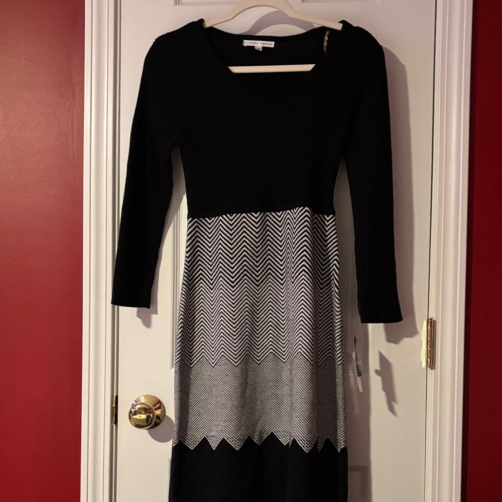 Sandra Darren Black and White Chevron Long Sleeve Dress